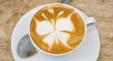 Cappuccino com formato de borboleta em espuma de leite 