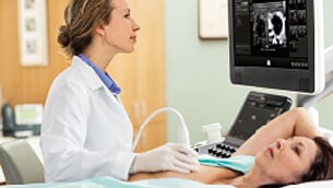 um médico a examinar um paciente