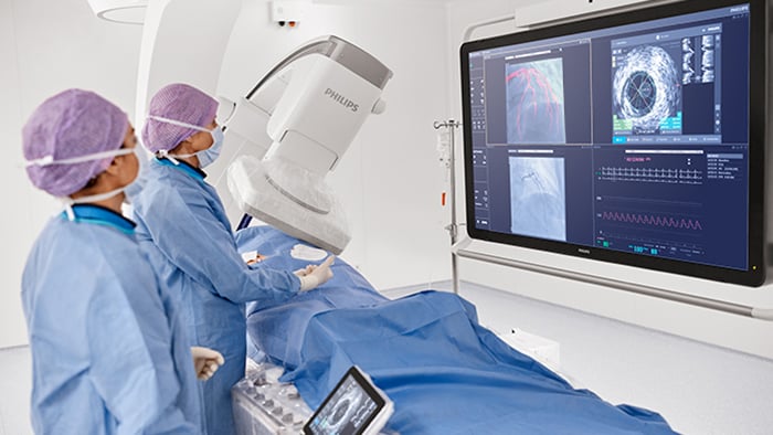Tratamento de doenças arteriais coronárias no laboratório do Azurion em página para dispositivo móvel