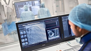 Médico a utilizar o Coronary Roadmap da Philips numa intervenção em CAD