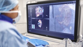 Cardiologista utiliza o Clinician e demonstra eco de imagem em tempo real e fusão de imagem de raios X