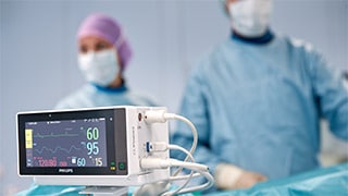 Cardiologistas monitorizam a monitorização hemodinâmica de um paciente no laboratório