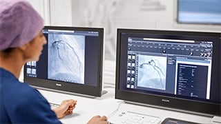 Médico cardiologista a utilizar o Intellispace Cardiovascular da Philips