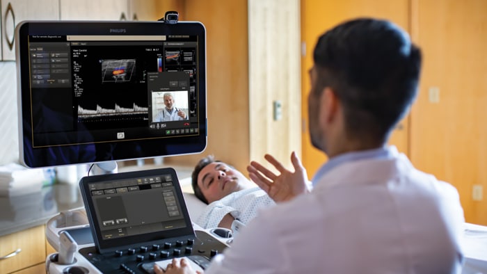 Médico em consulta remota em tempo real com um colega durante uma ecografia