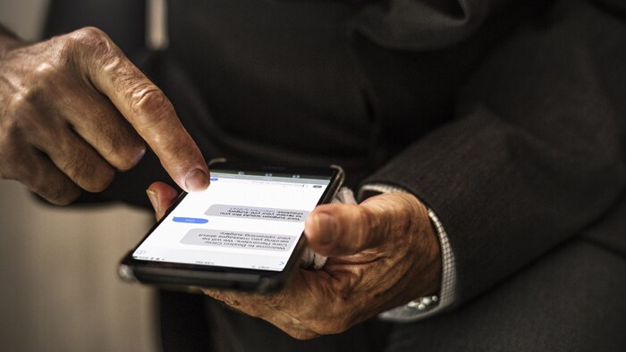 Paciente a verificar o lembrete da consulta no hospital por mensagem de texto num smartphone