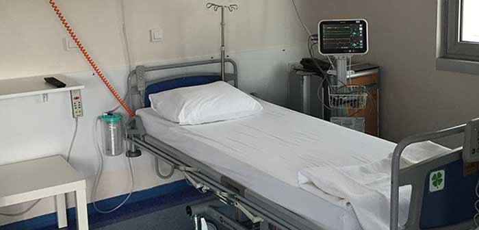 uma cama de hospital com um lençol branco