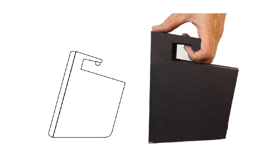 uma mão que segura um objeto preto