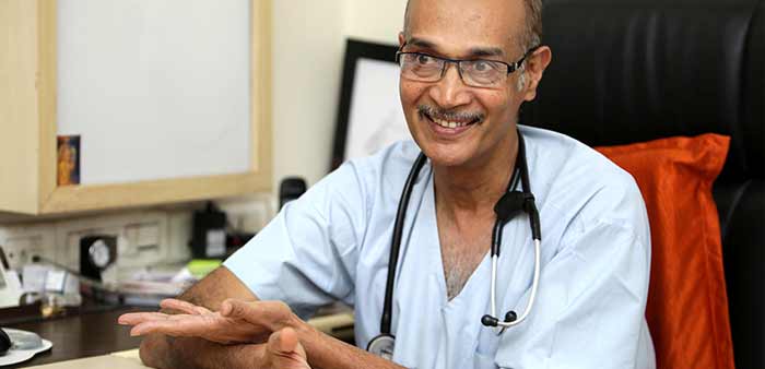 um médico com um estetoscópio ao pescoço