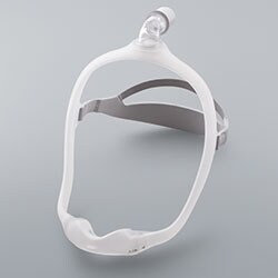 uma máscara facial branca com um tubo