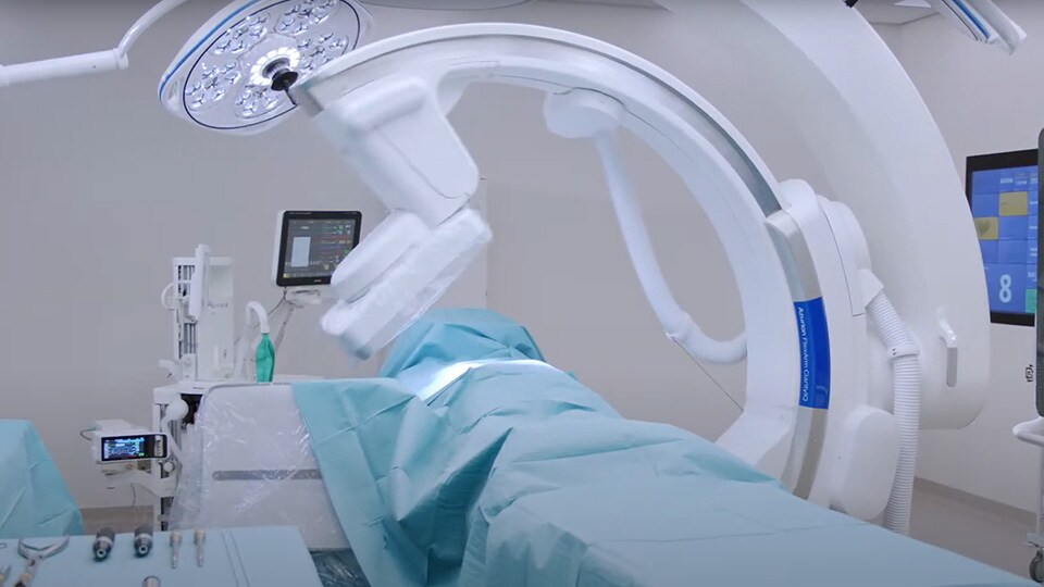 Flexibilidade na sala de operações híbrida – Philips Azurion com FlexArm