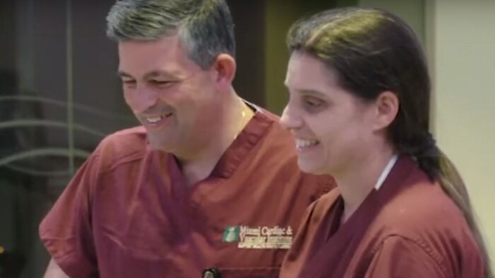 Dois médicos do Instituto Vascular Cardíaco a sorrir juntos