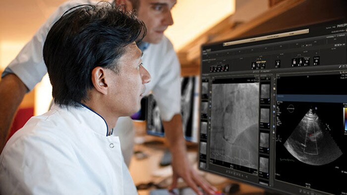 Médico a verificar o exame de ultrassom no monitor da ferramenta clínica