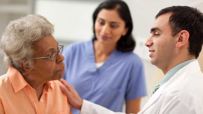 O paciente sénior encontra-se com o médico