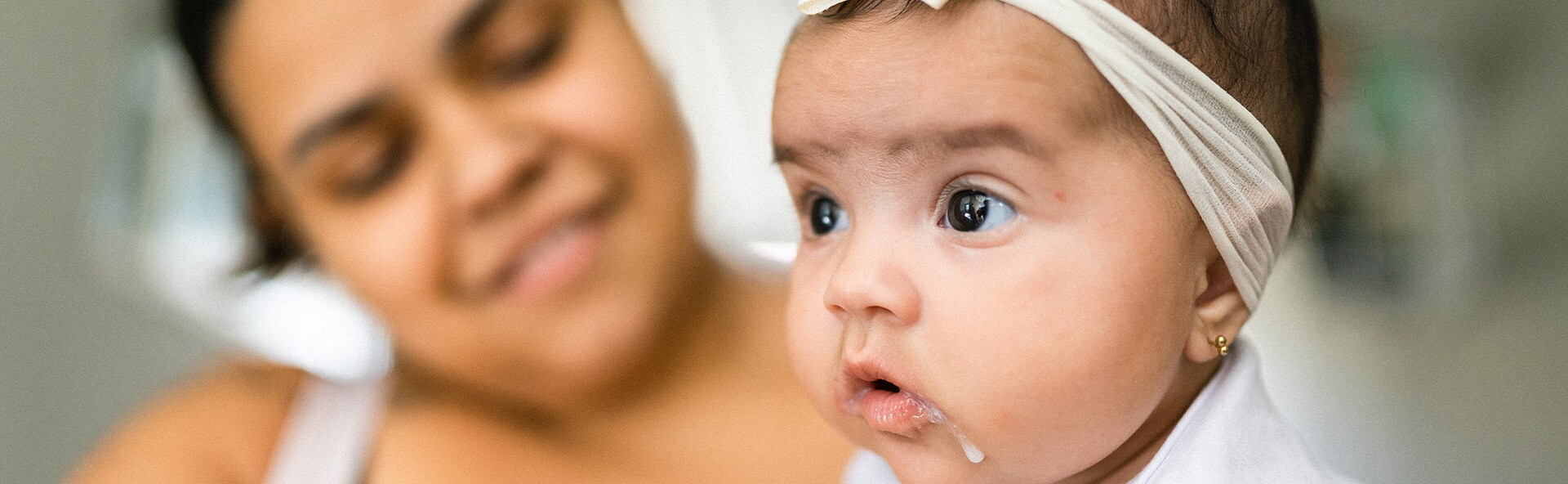 Parteira no consultório com uma chupeta