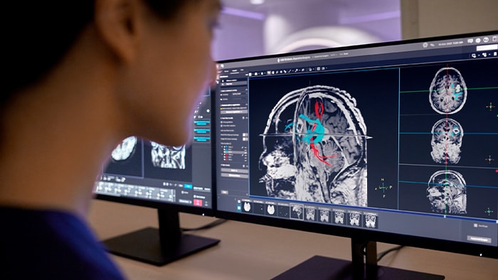Especialista a olhar para imagens clínicas no monitor