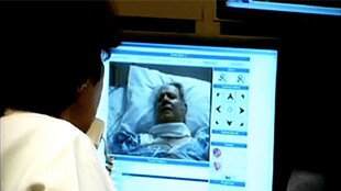 Telemedicina permite comunicação de áudio - visual em tempo real entre o médico de UTI, equipe de cuidados de cabeceira e paciente