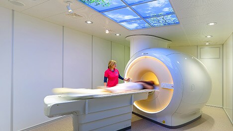 uma mulher numa sala médica com uma máquina