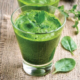 Batido de frutas e legumes mais super frutos e legumes de folha verde