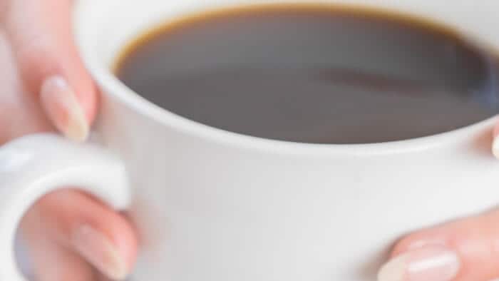 Como é que a cafeína afeta o corpo?