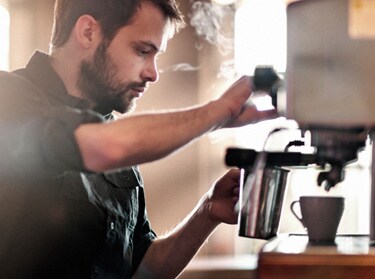 Barista a preparar café