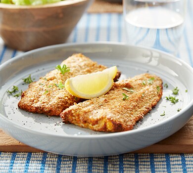 Filetes de peixe panados numa fritadeira a ar