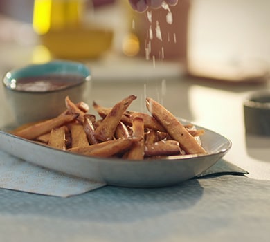 Batatas fritas estaladiças numa fritadeira ao ar