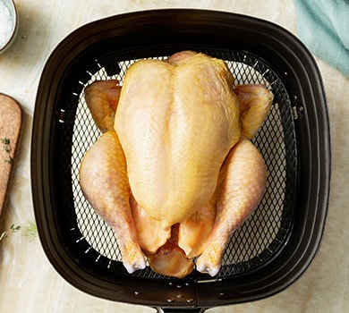 Frango inteiro cozinhado na fritadeira ao ar