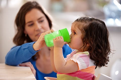 A solução perfeita: encontre o melhor copo para criança para apoiar a fase de desenvolvimento do seu bebé