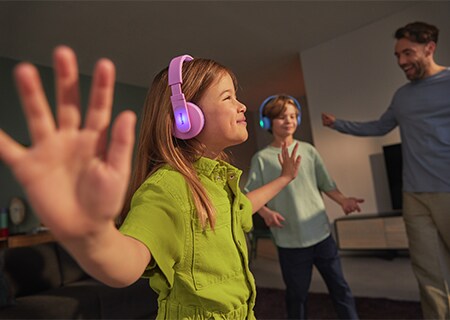 Crianças a desfrutar de música com os auscultadores on-ear Philips