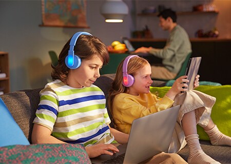 Crianças a utilizar a funcionalidade de painéis luminosos coloridos dos seus auscultadores on-ear Philips