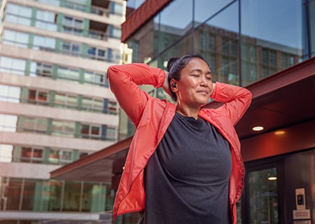 Mulher usando fones de ouvido sem fio Philips A5508 ao ar livre