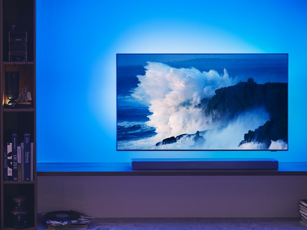 Televisor Philips Ambilight e soundbar sincronizados