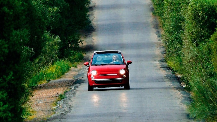 carro vermelho na estrada