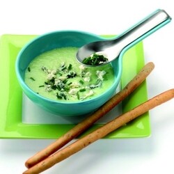 Sopa fria de cebolinhas verdes com queijo azul