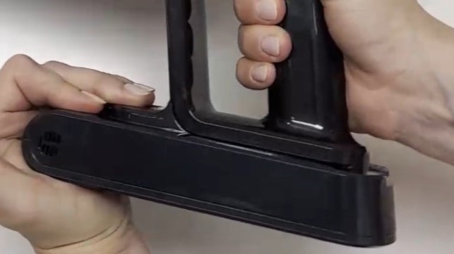 imagem em miniatura do v&iacute;deo sobre como retirar a bateria antiga e coloc&aacute;-la num saco de pl&aacute;stico