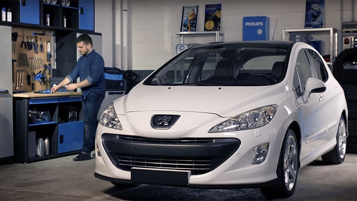 Como substituir as lâmpadas para faróis do Peugeot 308