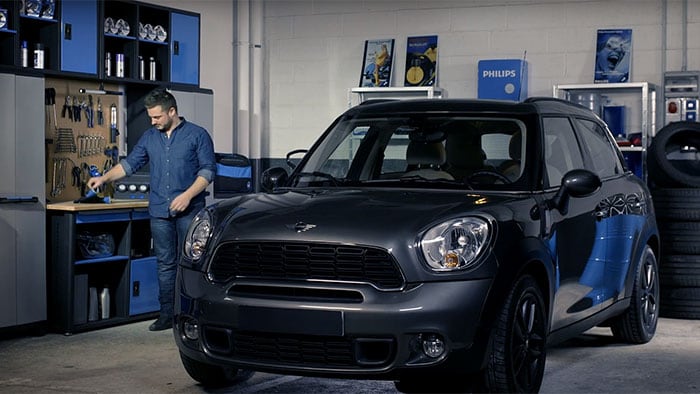 Como substituir as lâmpadas para faróis do Mini Cooper Countryman