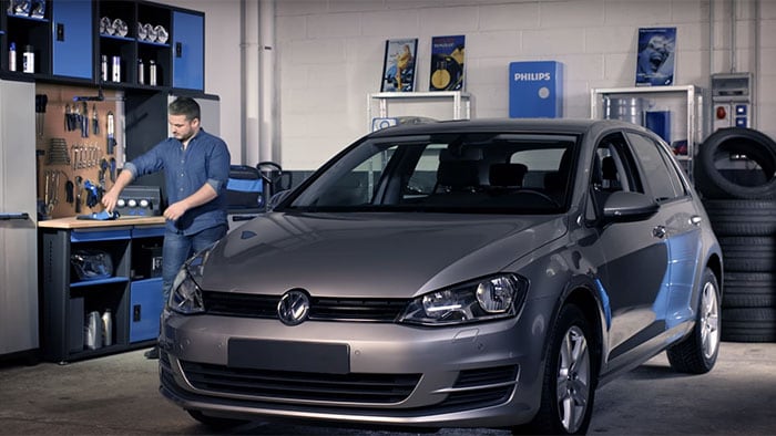 Como substituir as lâmpadas para faróis do Volkswagen Golf VII