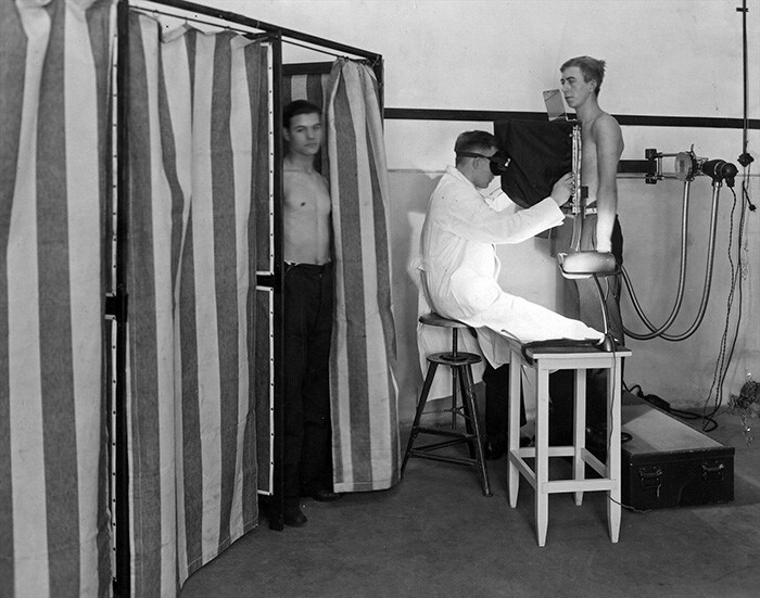Download image (.jpg) Early Philips diagnostic X ray solution used in 1933 in the Netherlands (abre em uma nova janela)