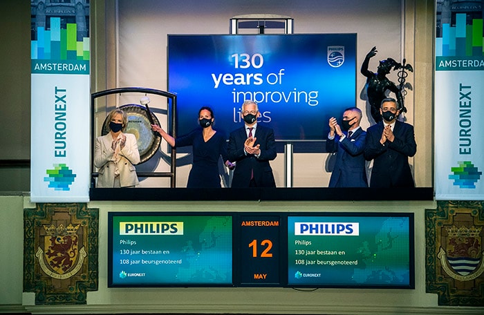Download image (.jpg) To celebrate 130 years of Philips Frans van Houten, CEO of Philips, opened the Euronext Amsterdam Stock Exchange this morning (abre em uma nova janela)