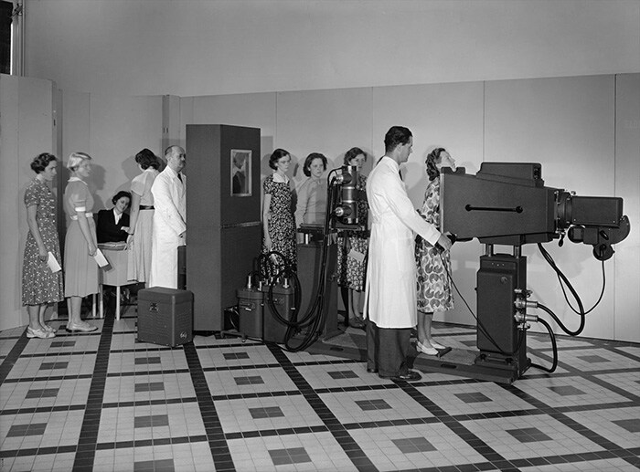 Download image (.jpg) Screening Philips staff for or tuberculosis in 1951 in the Netherlands (abre em uma nova janela)