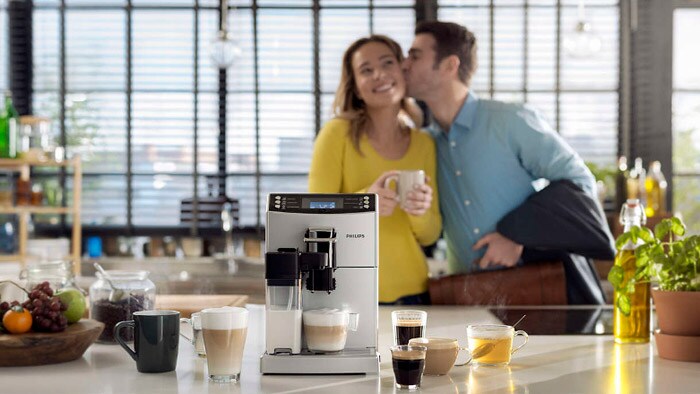 A difícil escolha entre um intenso café expresso ou um clássico cappuccino, com a nova Philips Máquina de Café Expresso Super Automática, com a tecnologia CoffeeSwitch